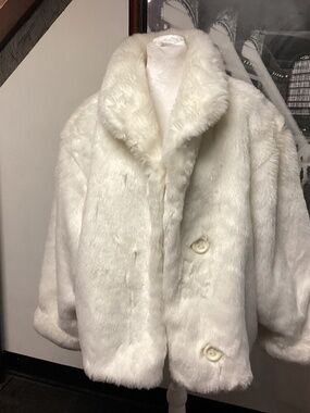 White faux fur jacket EXQUISITE DESIGN MEDIUM TO LARGE NEW